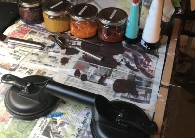 Die Farben und das Rakelwerkzeug stehen bereit ...