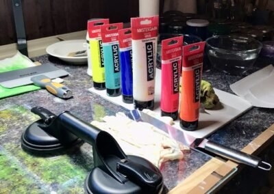 Farben und Werkzeuge stehen bereit: Ready to Rakel...