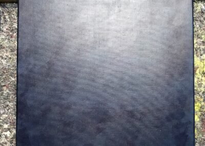 Acryl Bild BLAU - Foto 1: Die fertig grundierte Leinwand. Die Farbe Preußischblau wurde in Variationen sechs mal mit einem Flachpinsel ganz dünn aufgetragen - ein schönes tiefes und dunkles Blau.