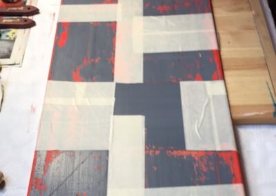Das Aufteilen und Abkleben der Felder auf der Leinwand