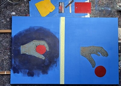 Preußisch Blau um die linke Hand mit Ball als neue Hintergrundfarbe angelegt