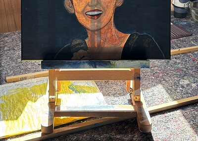 Das Bild auf der Staffelei von hinten mit der Sonne beleuchtet - Nightbirde strahlt
