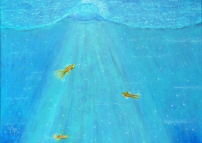 Titelbild: Abstraktes Unterwasserbild mit Welle, Lichtstrahlen und drei goldenen Fischen in Blau- und Türkistönen
