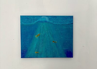 Abstraktes Unterwasserbild Unter der Oberfläche – an der Wand haengend