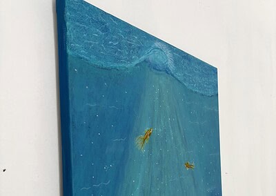 Abstraktes Unterwasserbild Unter der Oberfläche – an der Wand haengend von links aufgenommen