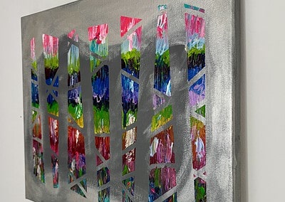 Titelbild an der Wand hängend von rechts aufgenommen