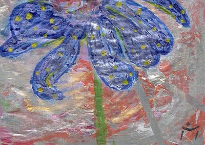 Blütenkraft: Abstrakte Blüte in Blau und Violett mit silbernen Lichtreflexen und goldenen Punkten auf vielschichtigem Hintergrund.
