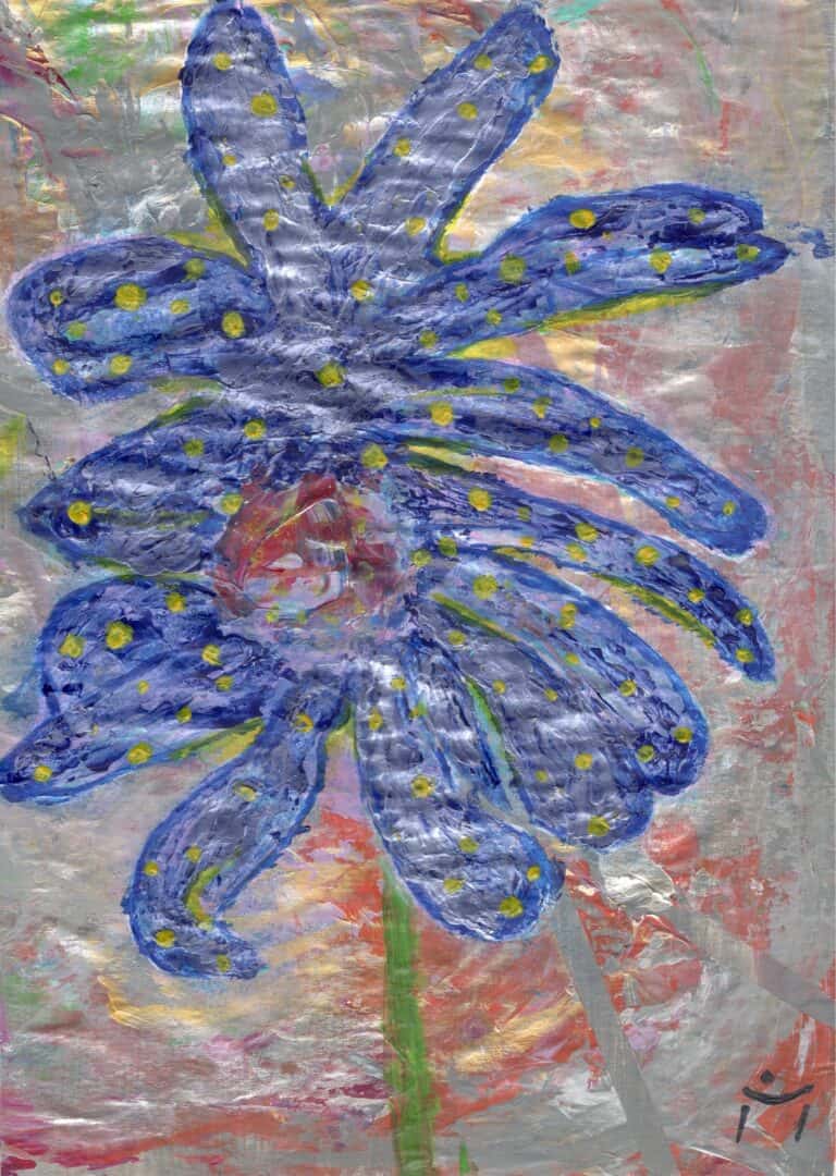 Blütenkraft: Abstrakte Blüte in Blau und Violett mit silbernen Lichtreflexen und goldenen Punkten auf vielschichtigem Hintergrund.