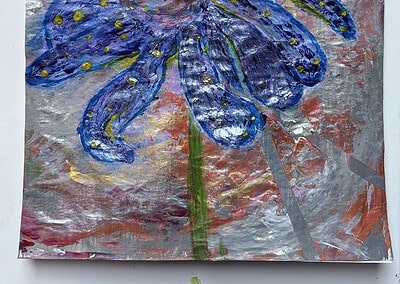 Das dunkle Blau oben und unten etwas aufgehellt