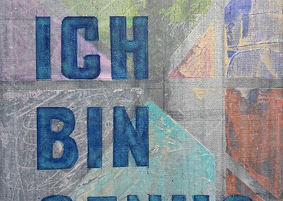Wortbild „Ich bin genug“ mit blauen Buchstaben auf einem farbigen, abstrakten Hintergrund